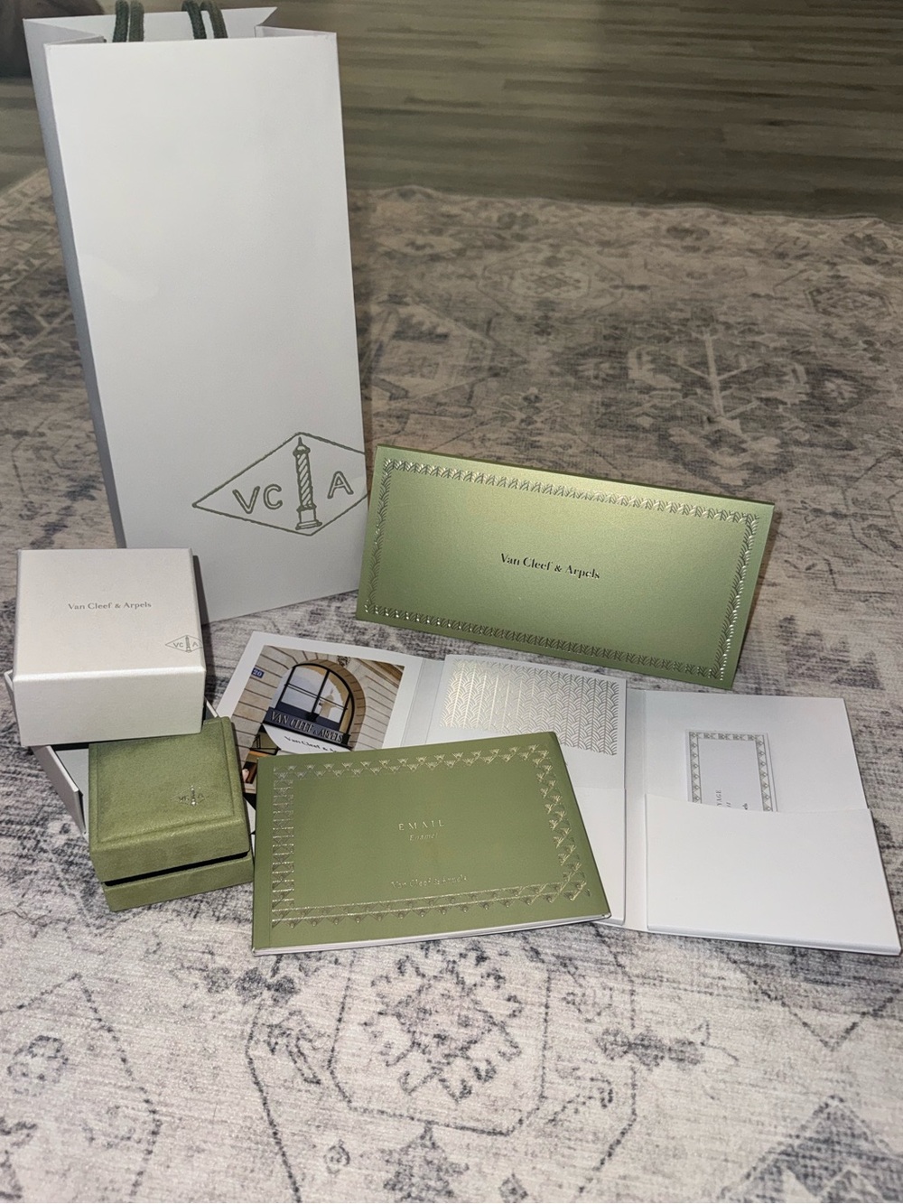 Van Cleef & Arpels Shopping Bag and Boxes